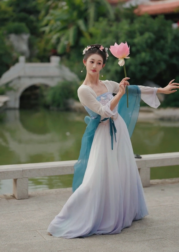 穿上美丽的衣服，手持荷花翻跳一段“盈盈芙蓉雨”就喜欢这古典的风格#古典舞